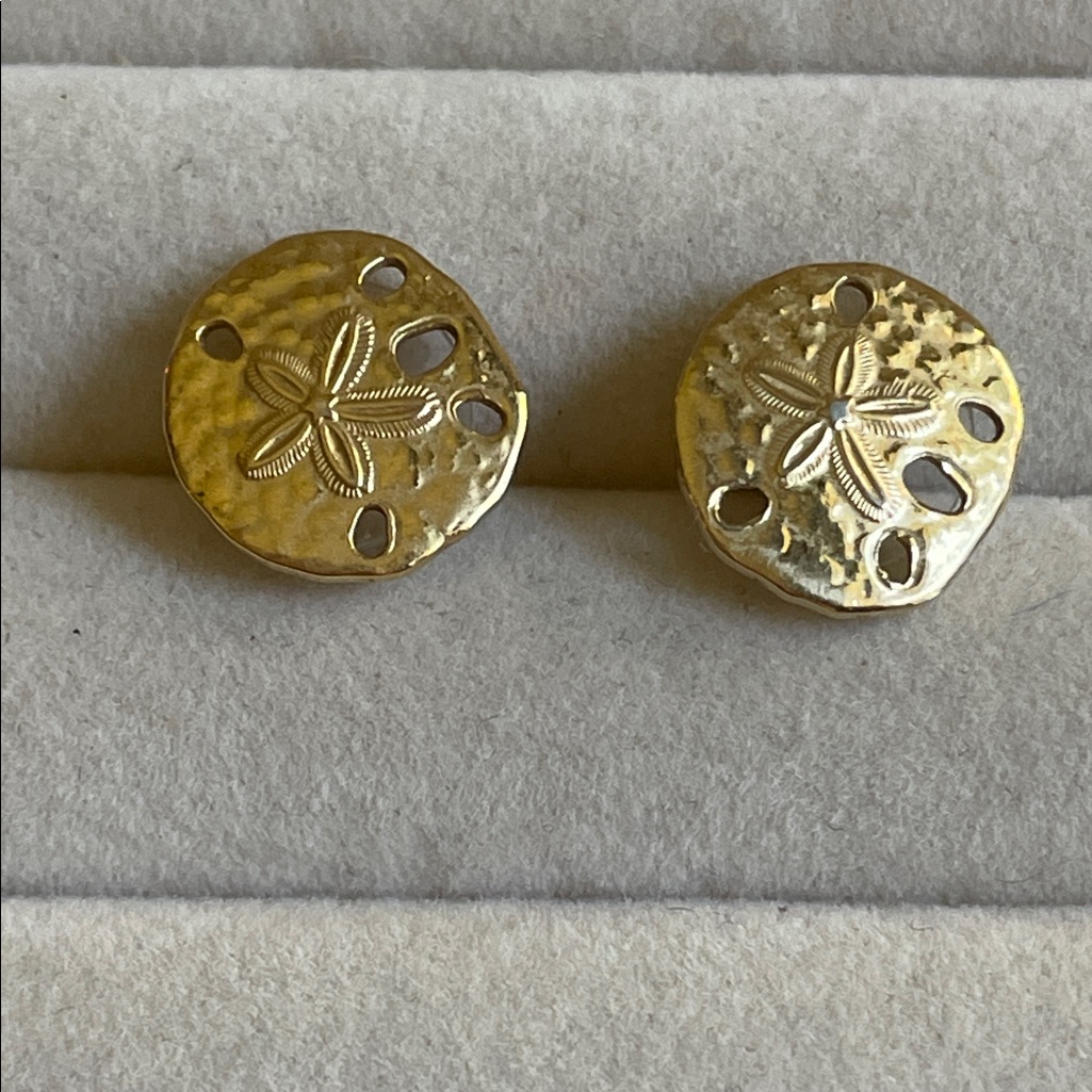 Chic Gold Sand Dollar Earrings